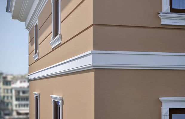 Corniche intermédiaire : profil lisse en forme d'escalier