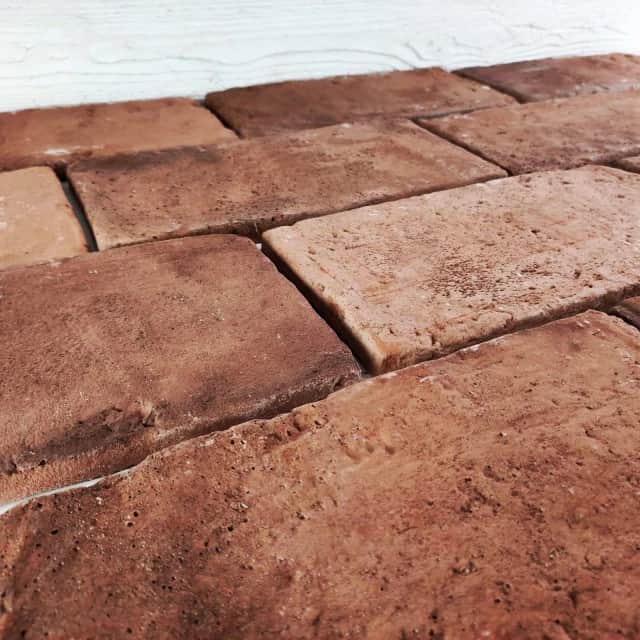 Carreaux de ciment vieille brique brune – L : 13.5 cm x H : 27 cm x Ep : 1.5 cm