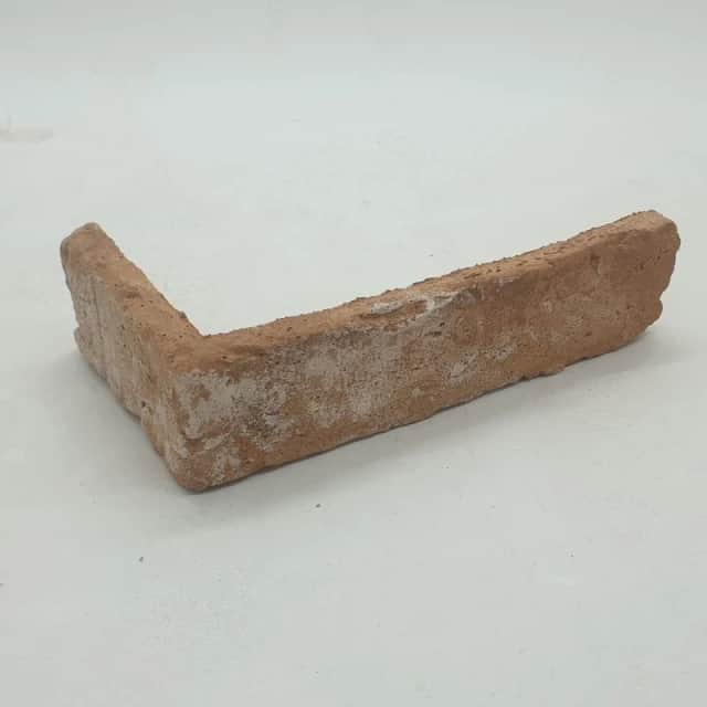 Carrelage d'angle en brique ancienne, vieux vernis