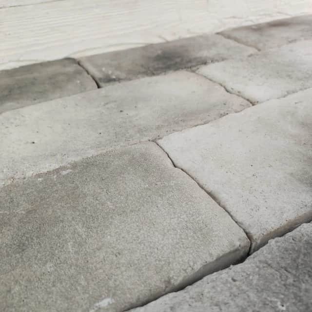 Dalle en ciment gris 1,5 cm pour terrasse extérieure – L : 13.5 cm x H : 27 cm x Ep : 3.5 cm